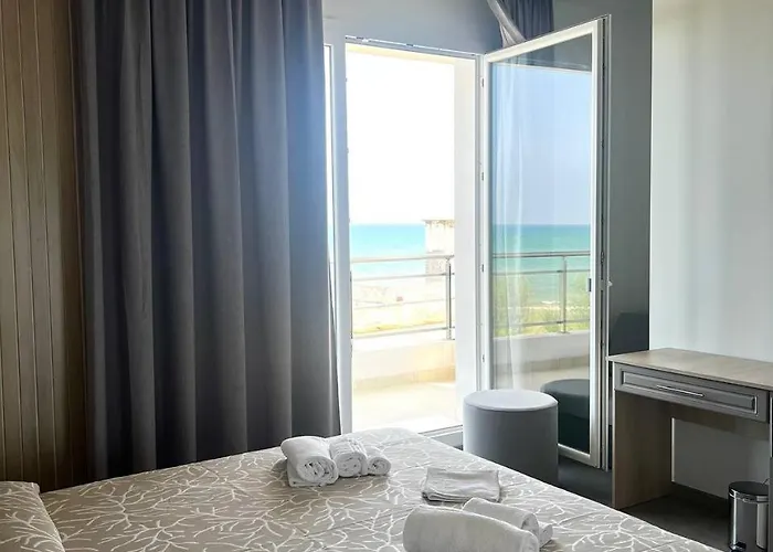 Отель Marechiaro - Direttamente Sul Mare Сан-Менайо